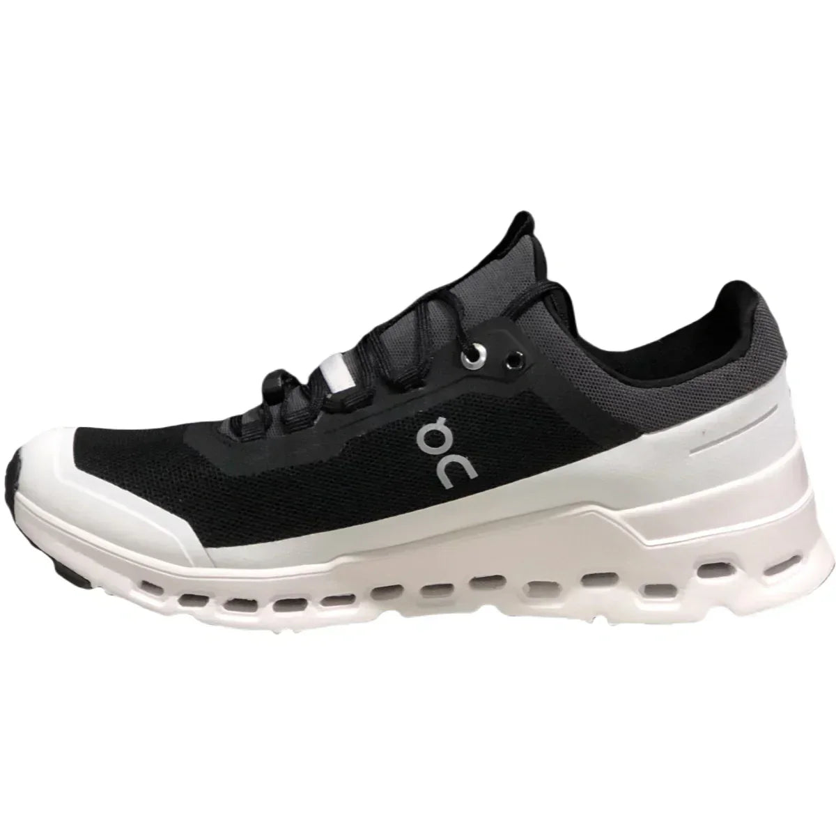 On Cloud Ultra women’s Black and white