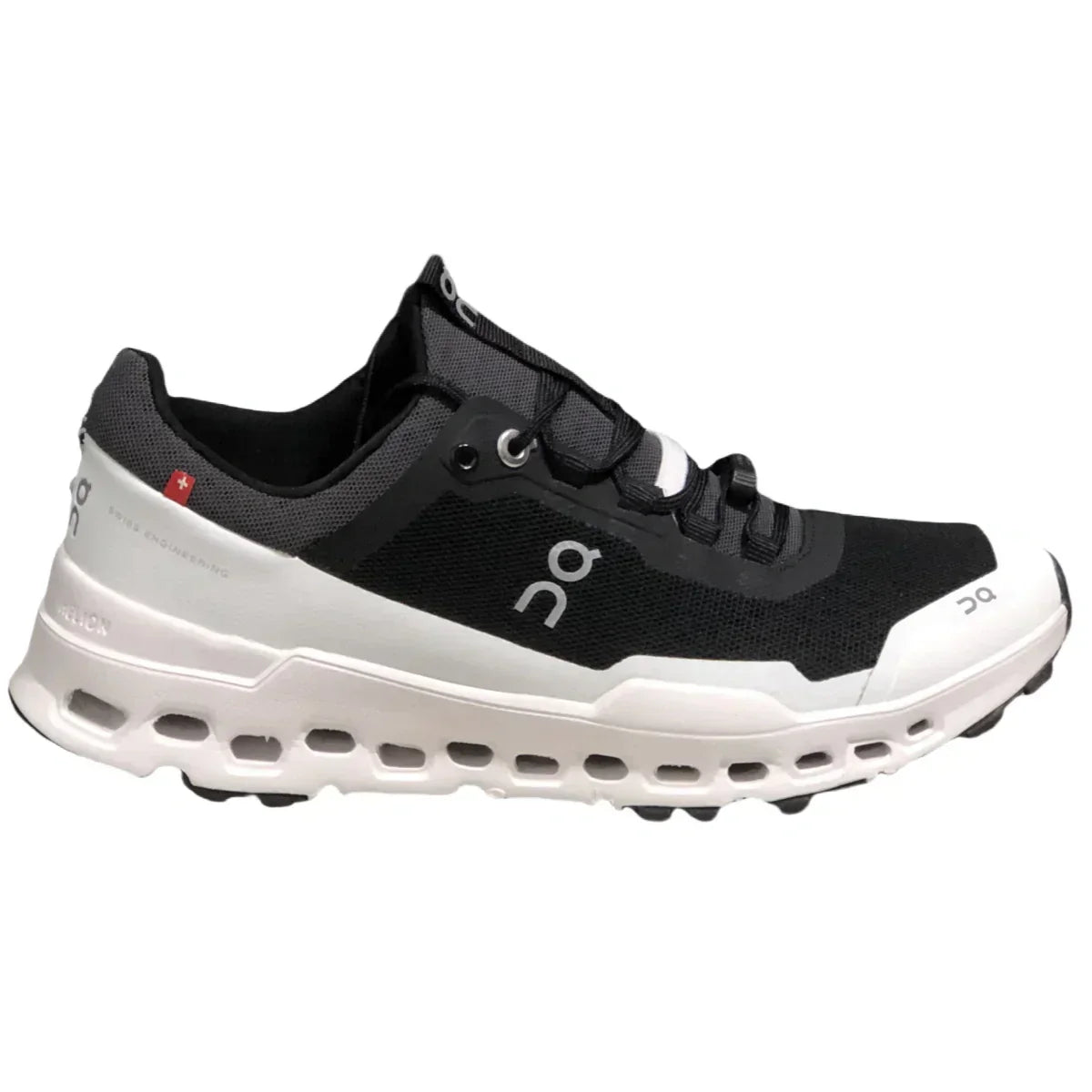 On Cloud Ultra women’s Black and white